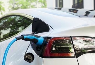 Auto lädt mit blauem Ladekabel
