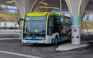Bus lädt an Ladestation von eloaded