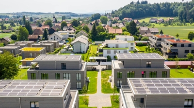 Aussicht auf ein modern gebautes Mehrfamilienhaus-Quartier.