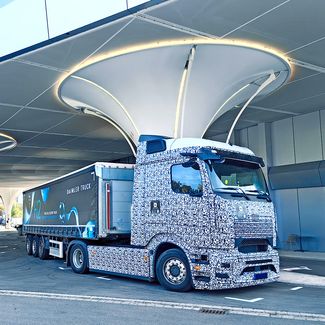 LKW lädt an Ladestation von eloaded